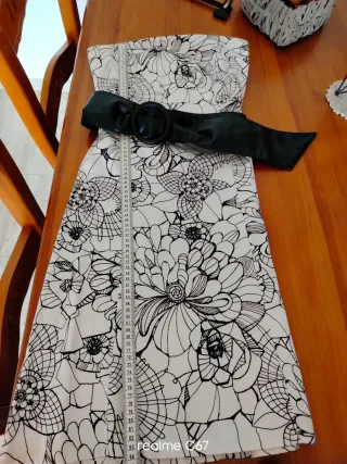 Vestido sin tirantes,con escote