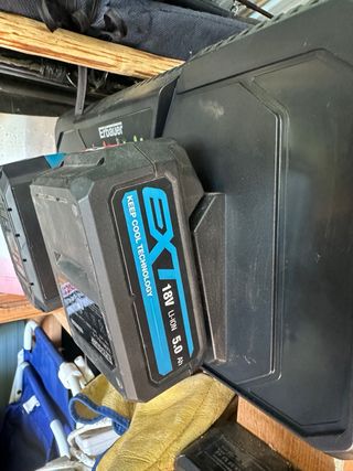 Cargador y 2 Baterías Erbauer