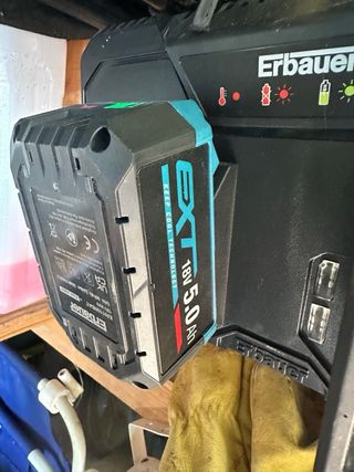 Cargador y 2 Baterías Erbauer