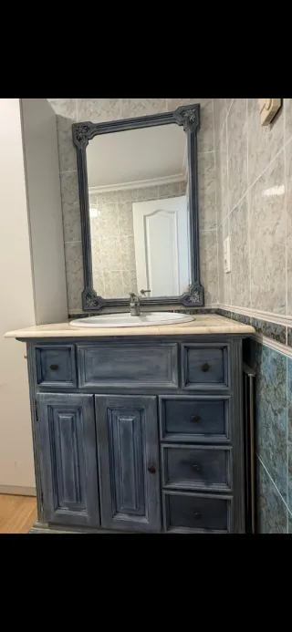 Mueble de baño azul y gris con mármol