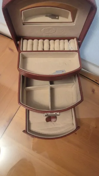 Joyero marrón de piel con espejo y cajones.