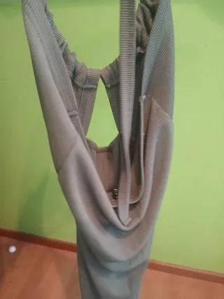 Top verde militar con tirantes