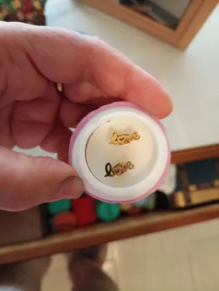 Pendientes LOVE dorados acero hipoalergénicos