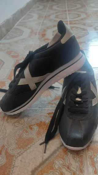Zapatillas Munich Negras y Plateadas