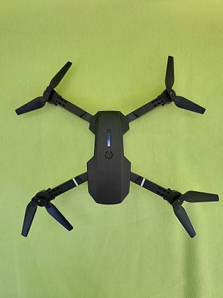 Dron plegable E88 NOVA con cámara — Nuevo