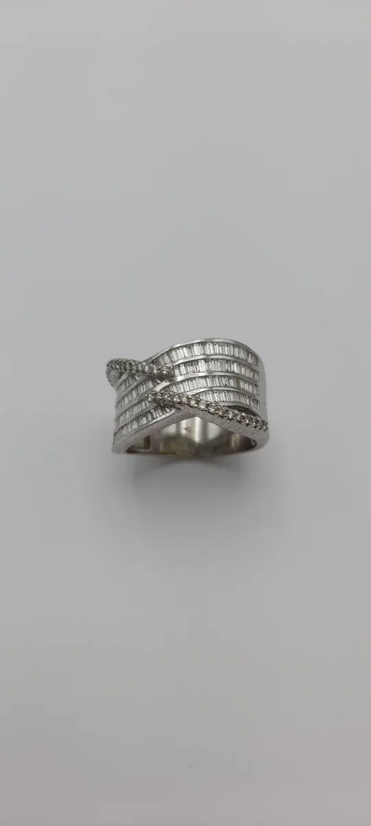 Anillo de oro blanco 18kt con brillantes.