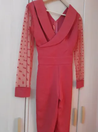 Mono elegante rosa con mangas de lunares