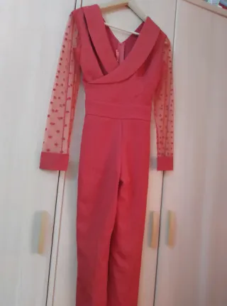 Mono elegante rosa con mangas de lunares