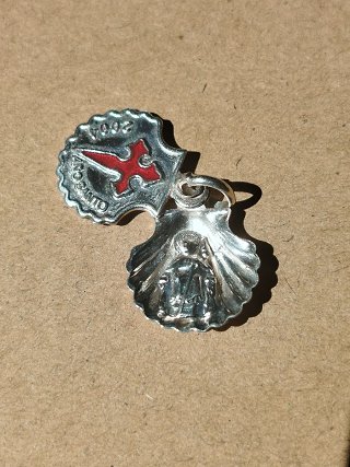 Colgante plata Cruz Roja Año Santo 2004