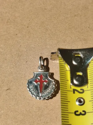 Colgante plata Cruz Roja Año Santo 2004