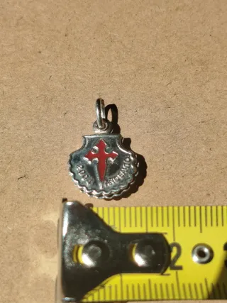 Colgante plata Cruz Roja Año Santo 2004