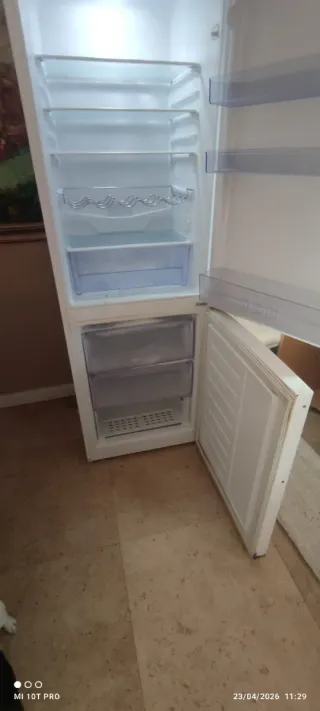 Nevera Beko blanca con congelador