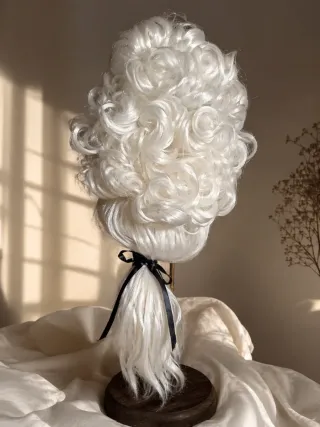 Peluca blanca rizada estilo antiguo