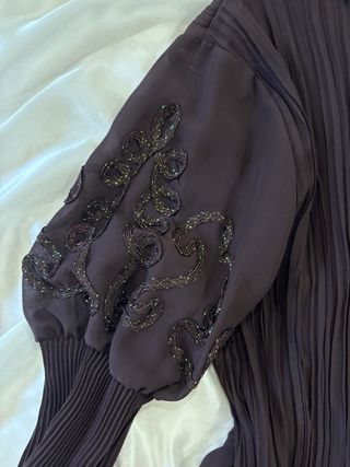 Blusa vintage con volantes y pedrería