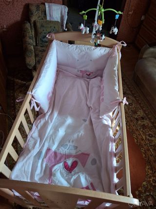 Cuna bebé madera con móvil y protector