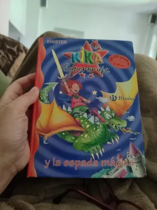 Kika Superbruja y la espada mágica (Spanish Edi...
