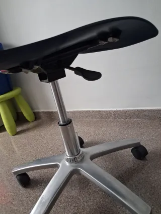 Silla de escritorio azul con ruedas