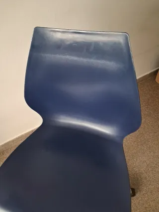 Silla de escritorio azul con ruedas