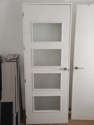 Puerta de paso blanca con 4 cristales