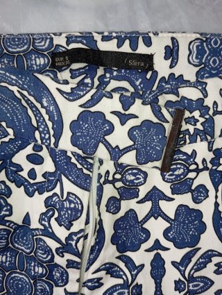 Pantalón estampado azul y blanco
