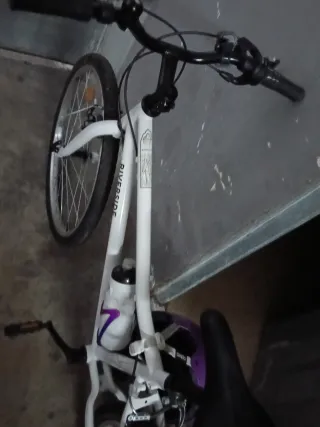 Bicicleta blanca con casco morado