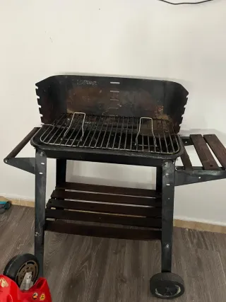 Barbacoa de carbón metal y madera
