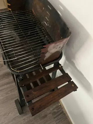 Barbacoa de carbón metal y madera