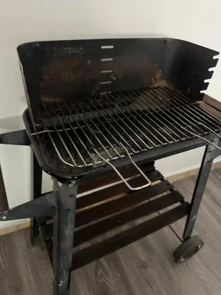 Barbacoa de carbón metal y madera