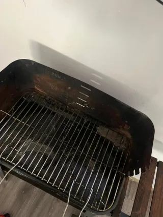 Barbacoa de carbón metal y madera