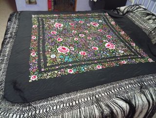 Manton de Manila bordado flores 150 x 150 son las