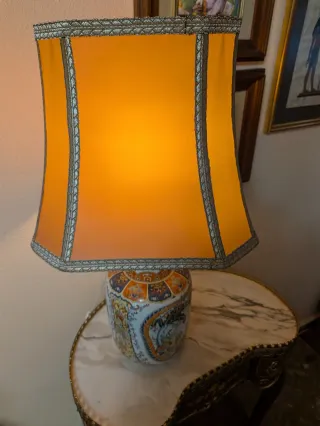Lámpara de porcelana con pantalla