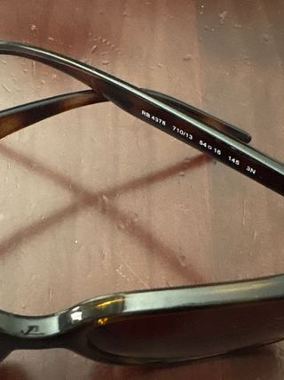 Gafas de sol Ray-Ban negras y marrones