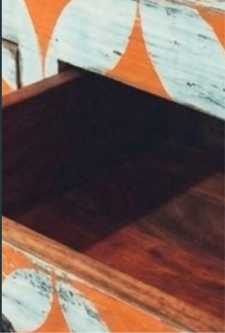 Aparador de madera con diseño geométrico comoda