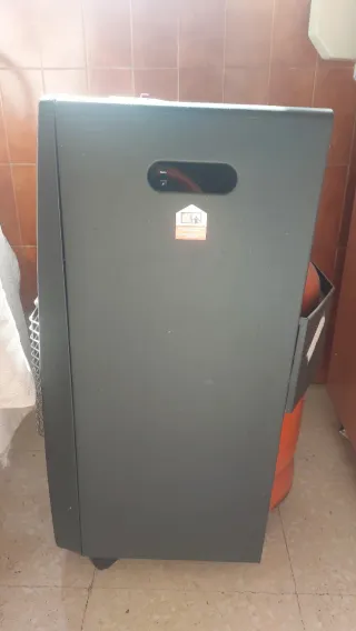 Estufa Mercalor Negra + Válvula Gas