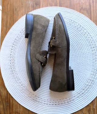 Mocasines verdes con hebilla dorada T36