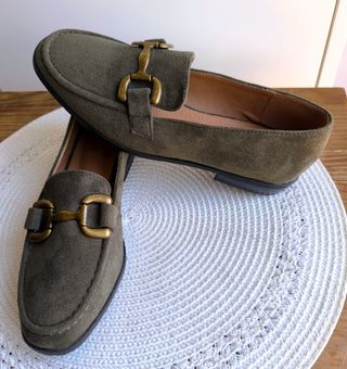 Mocasines verdes con hebilla dorada T36