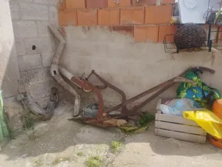 Arado antiguo de madera y metal