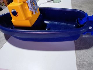 Barco de juguete azul