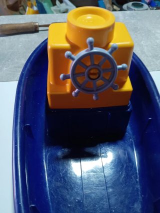 Barco de juguete azul