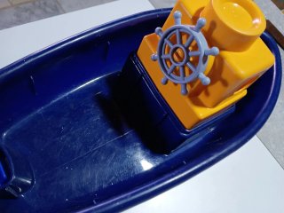 Barco de juguete azul