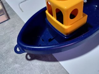 Barco de juguete azul