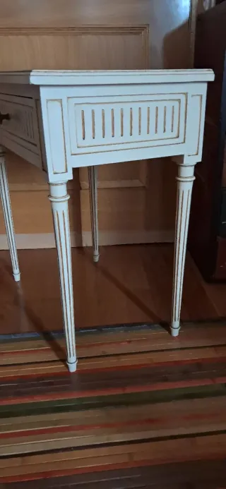 Mesa auxiliar de madera blanco crema y dorado.