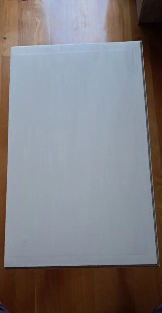Mesa auxiliar de madera blanco crema y dorado.