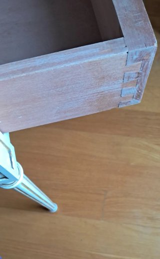 Mesa auxiliar de madera blanco crema y dorado.