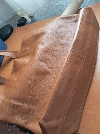 Bolso de piel marrón sin marca