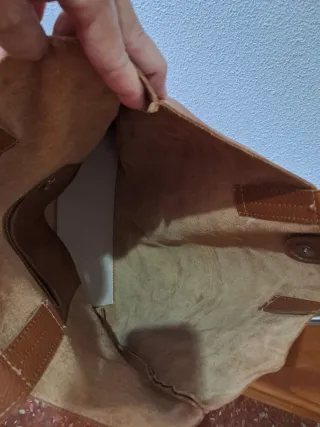Bolso de piel marrón sin marca