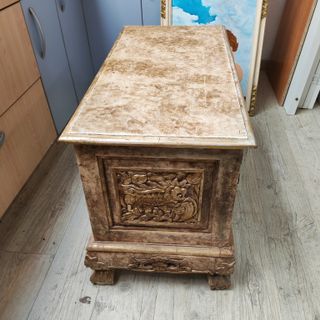 Cajonera de madera tallada artesanal