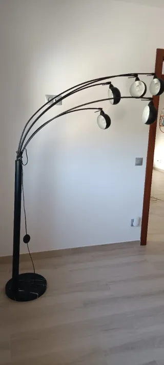 Lámpara de pie moderna negra