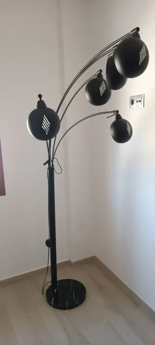 Lámpara de pie moderna negra