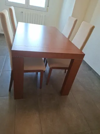 Mesa Comedor extensible y 4 Sillas